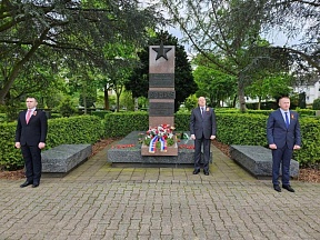 О памятной акции сотрудников Генерального консульства России в Бонне у Советского захоронения на Новом кладбище в Бонне-Дуйсдорфе.